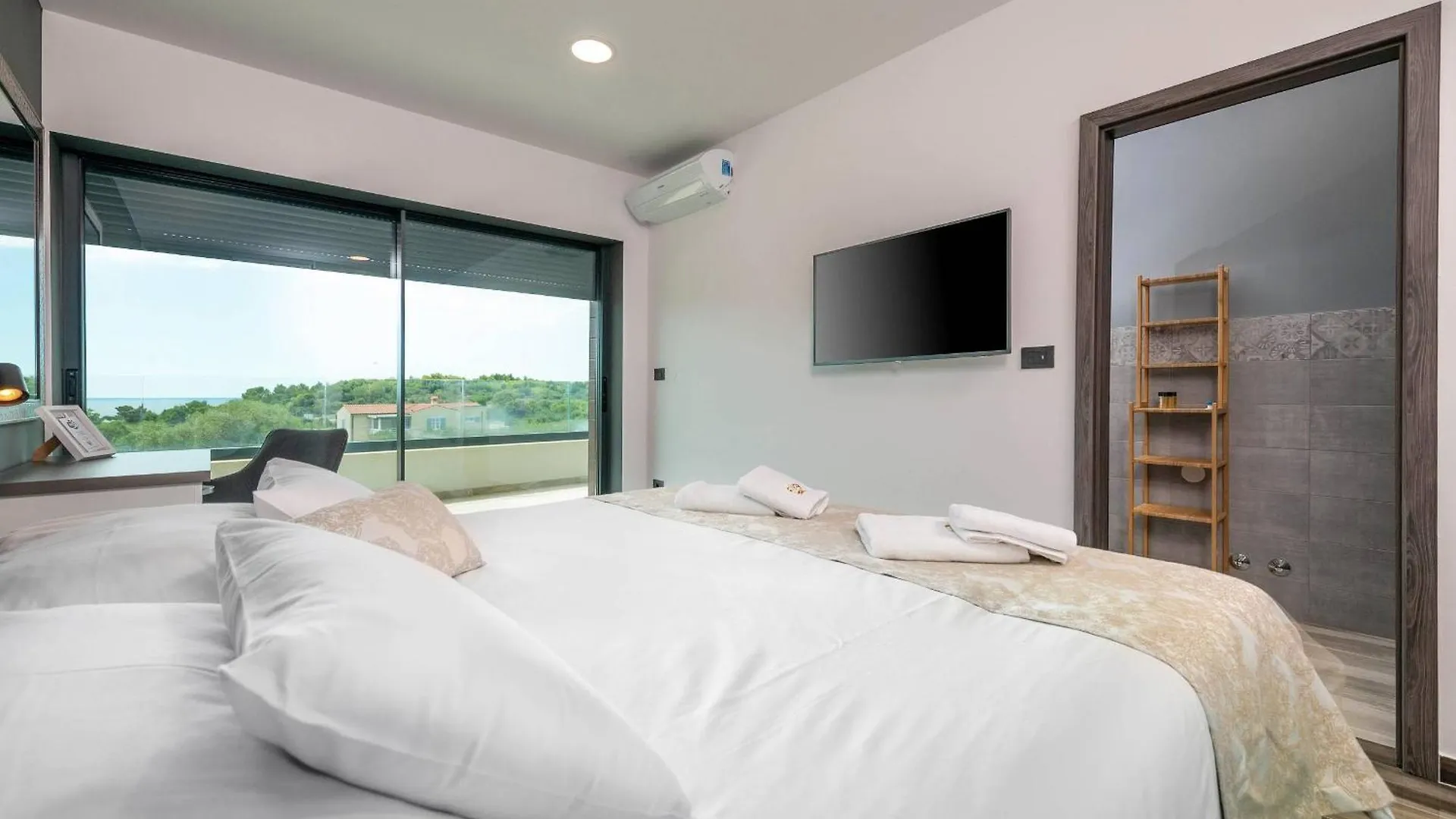 Villa Remi Mit 2 Whirlpools Und Meerblick Premantura 0*,  Κροατία