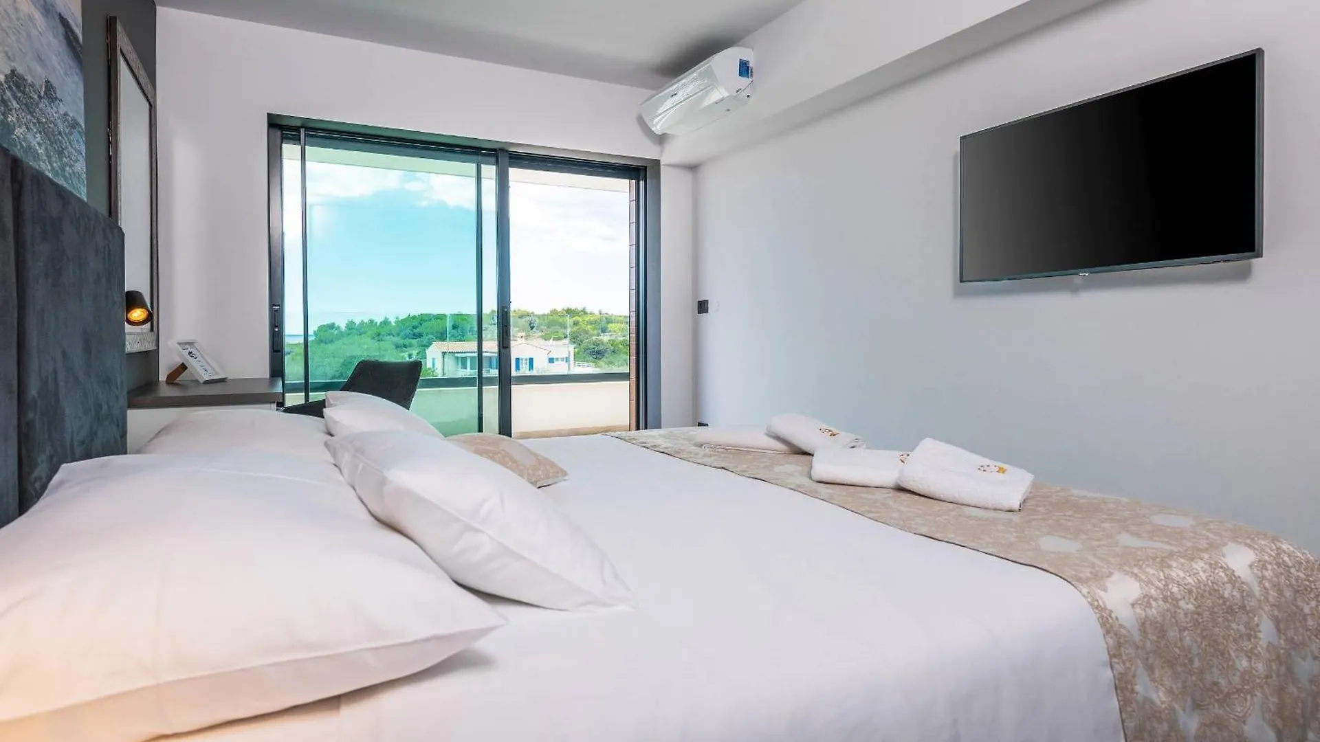 Villa Remi Mit 2 Whirlpools Und Meerblick Premantura