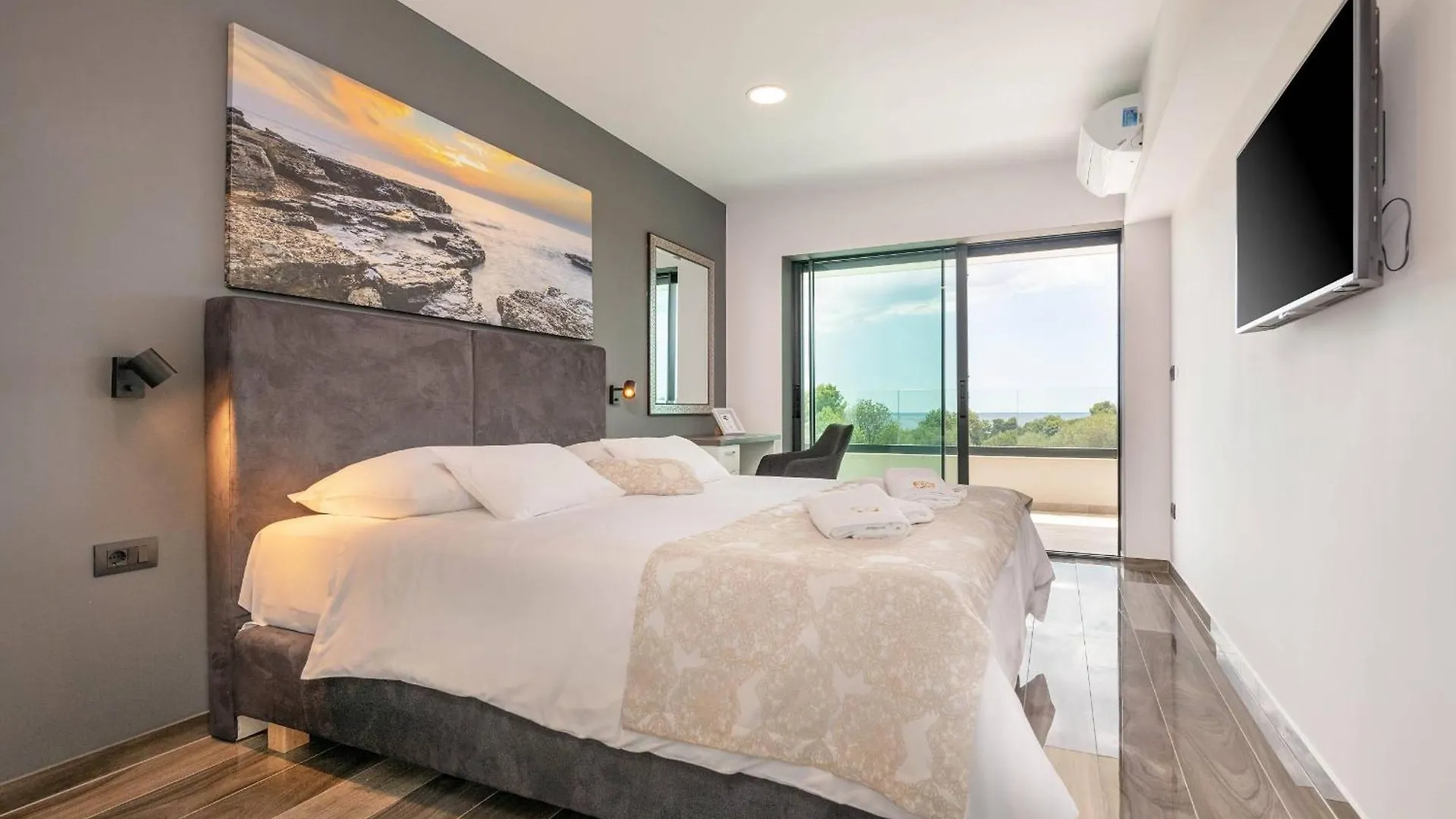 Villa Remi Mit 2 Whirlpools Und Meerblick Premantura