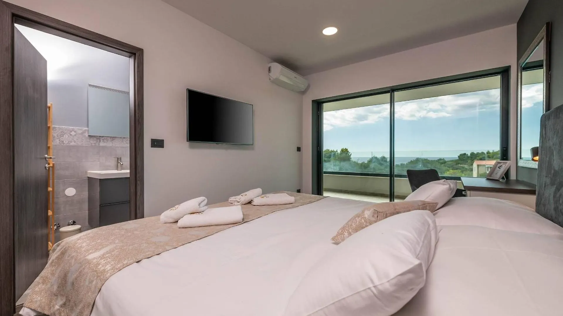Villa Remi Mit 2 Whirlpools Und Meerblick Premantura